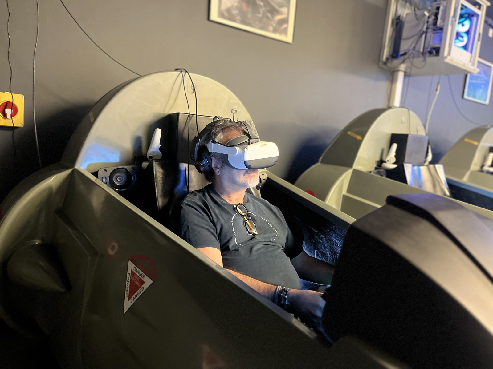 Un participant aux commandes du simulateur Mirage 2000 sur vérins